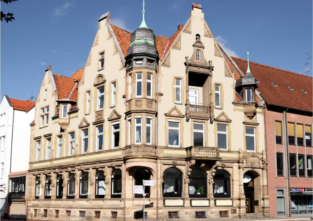 Das Gebäude am Ostertorwall 40 in Hameln bietet verschiedene Nutzungsmöglichkeiten für Wohnen und Gewerbe.