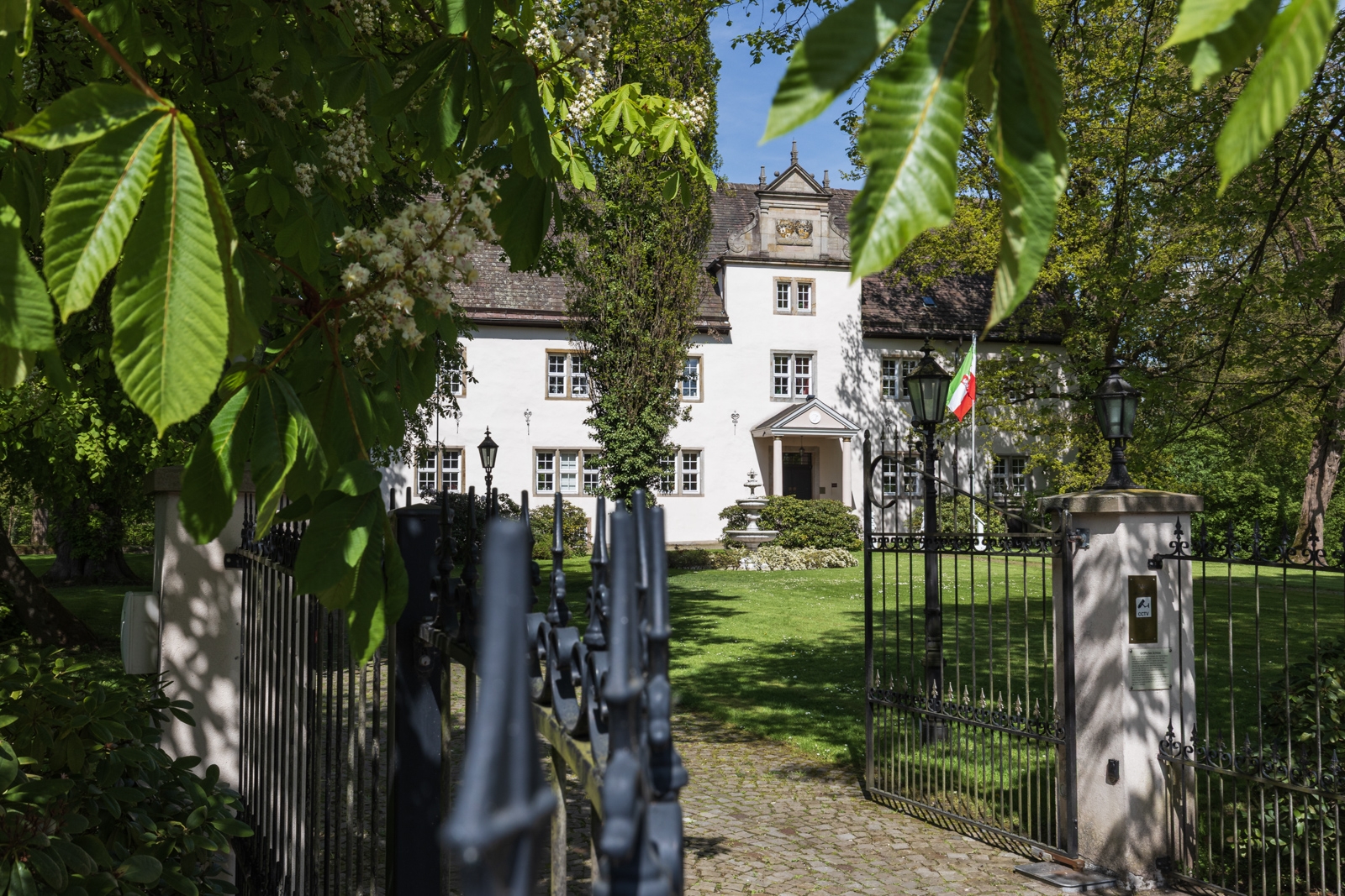 Schloss Alverdissen präsentiert sich als außergewöhnliche Immobilie für Wohnen, Arbeiten und Repräsentieren. (Foto: Stefan Julius Römer)