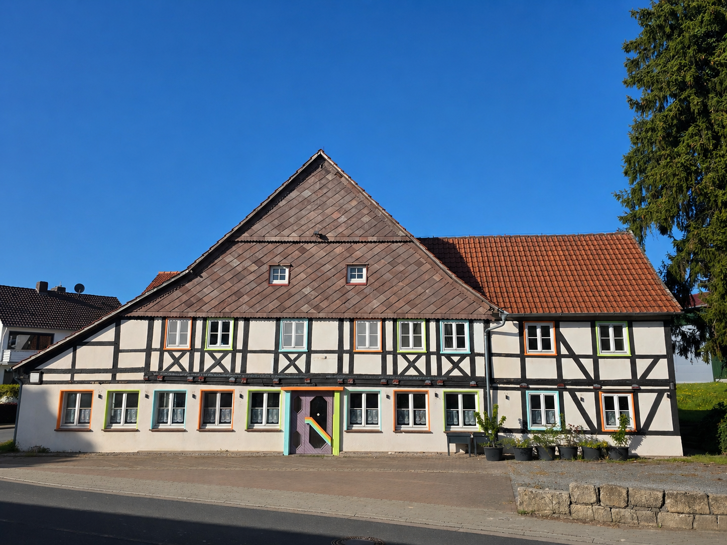 Sanierter Resthof im Landkreis Holzminden mit Scheune für Autos oder andere Hobbies